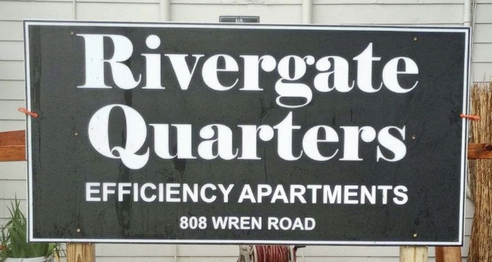 Rivergate Quarters sign, 808 Wren Road
